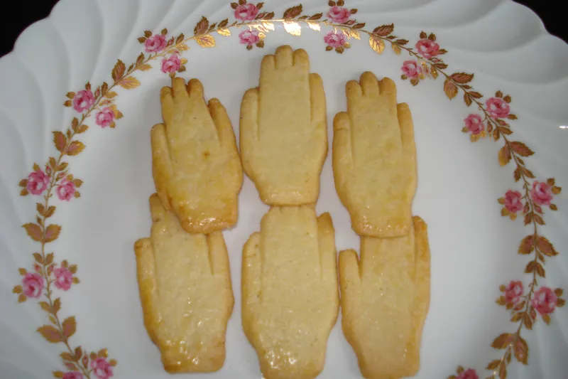 Antwerpse handjes butter cookies on a plate