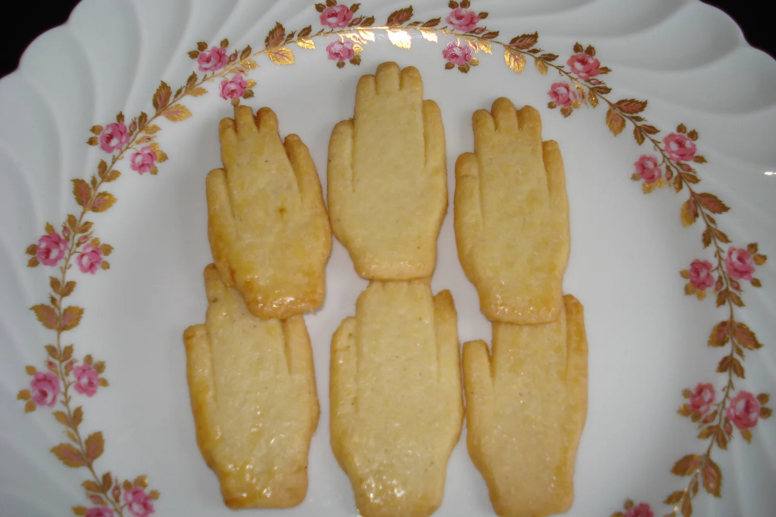 Antwerpse handjes butter cookies on a plate