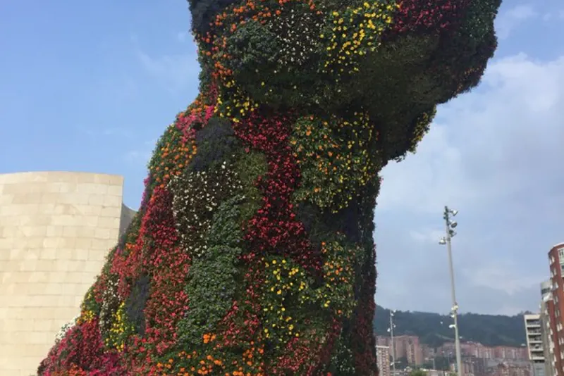 The flower-covered Puppy outside the Guggenheim Bilbao