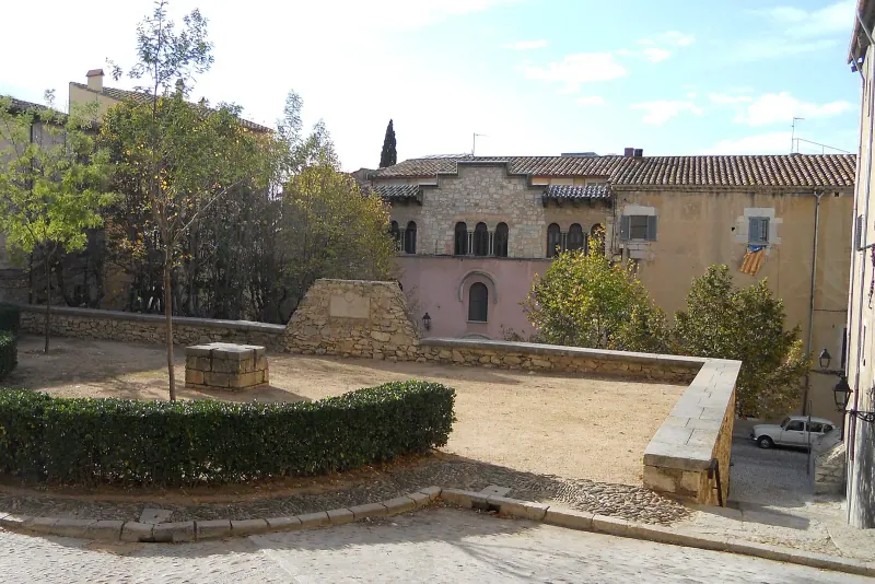 A stepped stone alley in Girona's medieval Barri Vell