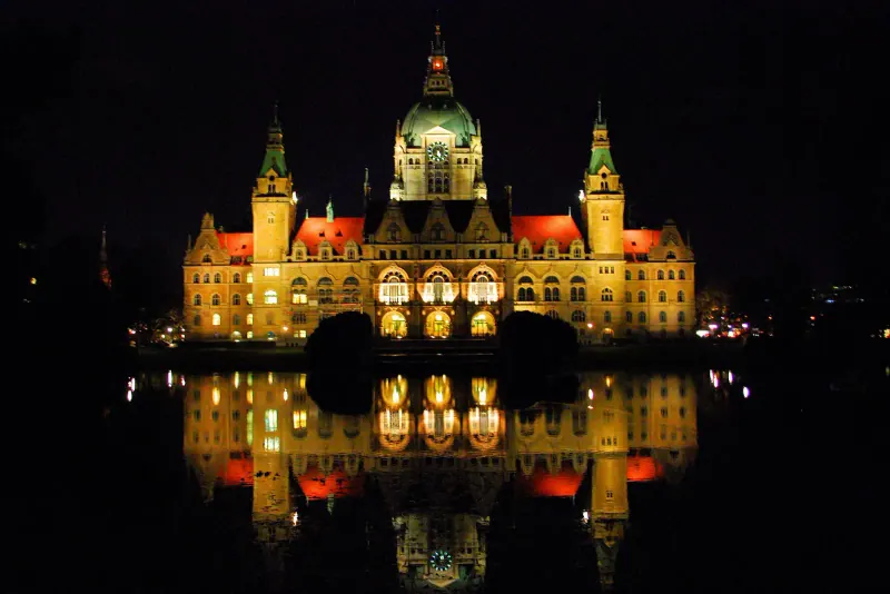 The Neues Rathaus lit at night over the Maschteich