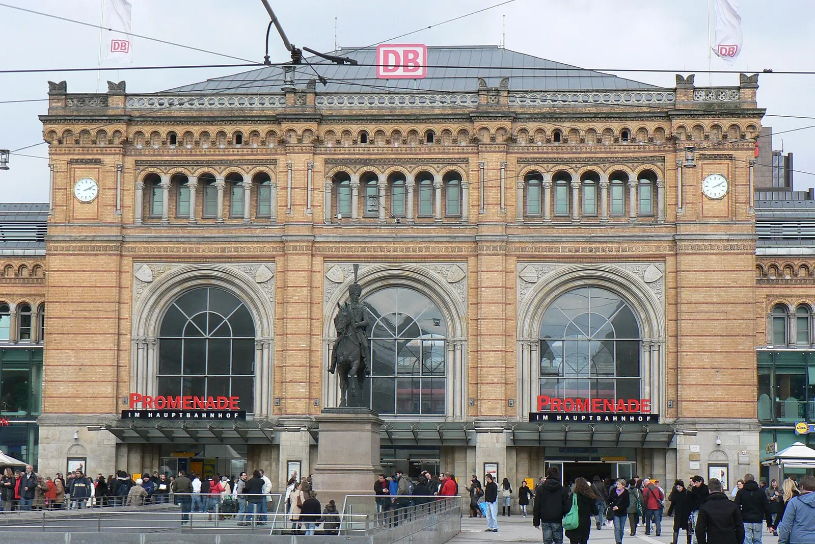 The facade of Hannover Hauptbahnhof