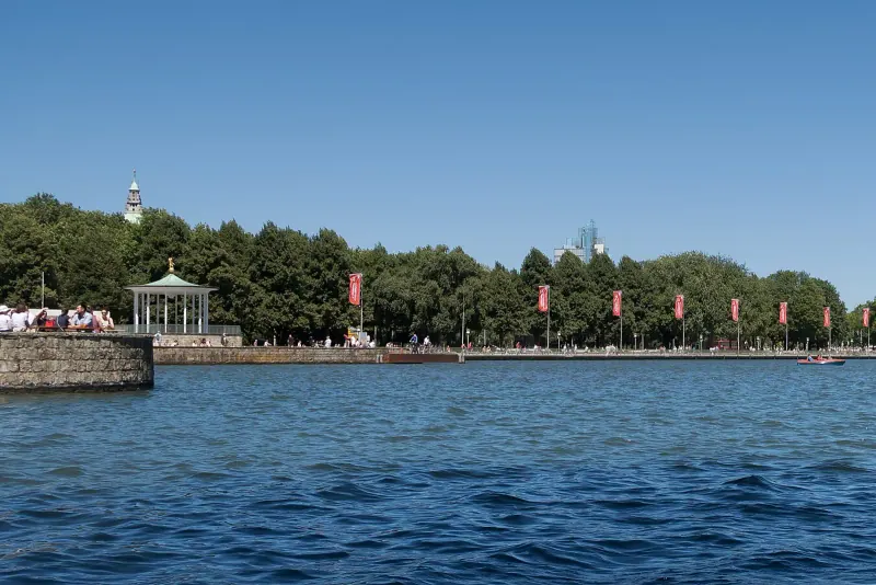 A boat crossing the Maschsee