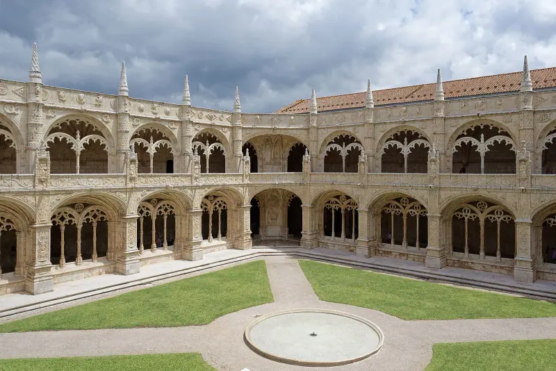 The two-storey cloister of Jeronimos Monastery