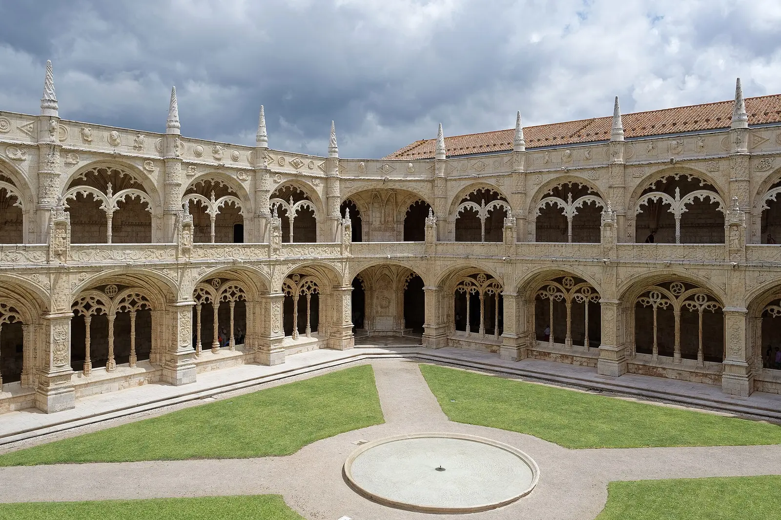The two-storey cloister of Jeronimos Monastery