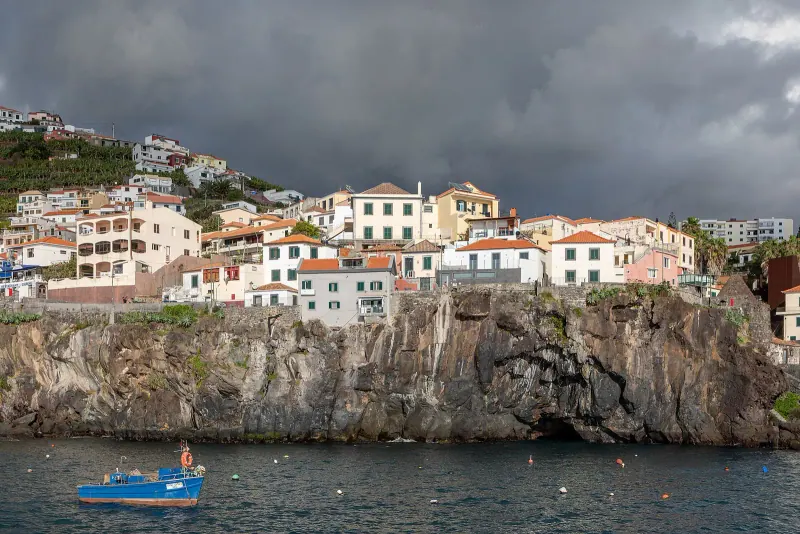 The fishing village of Camara de Lobos below the cliffs