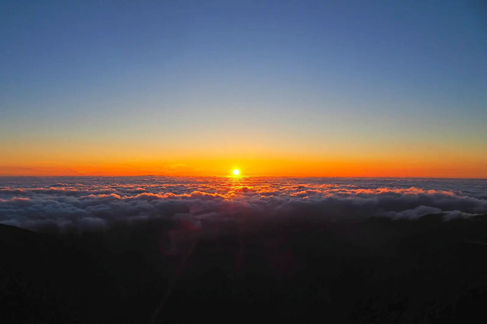 Sunrise above the clouds at Pico do Arieiro