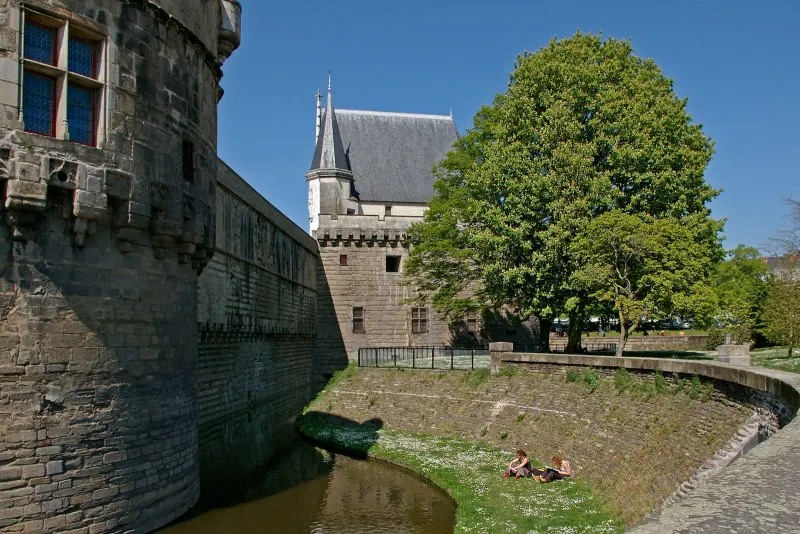 The Chateau des ducs de Bretagne across its moat