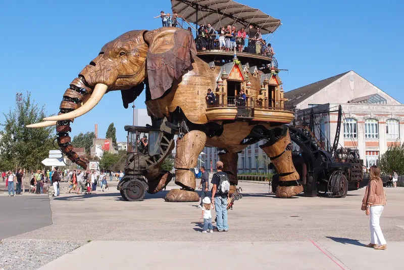 The Grand Éléphant and visitors at Les Machines de l'Ile in Nantes