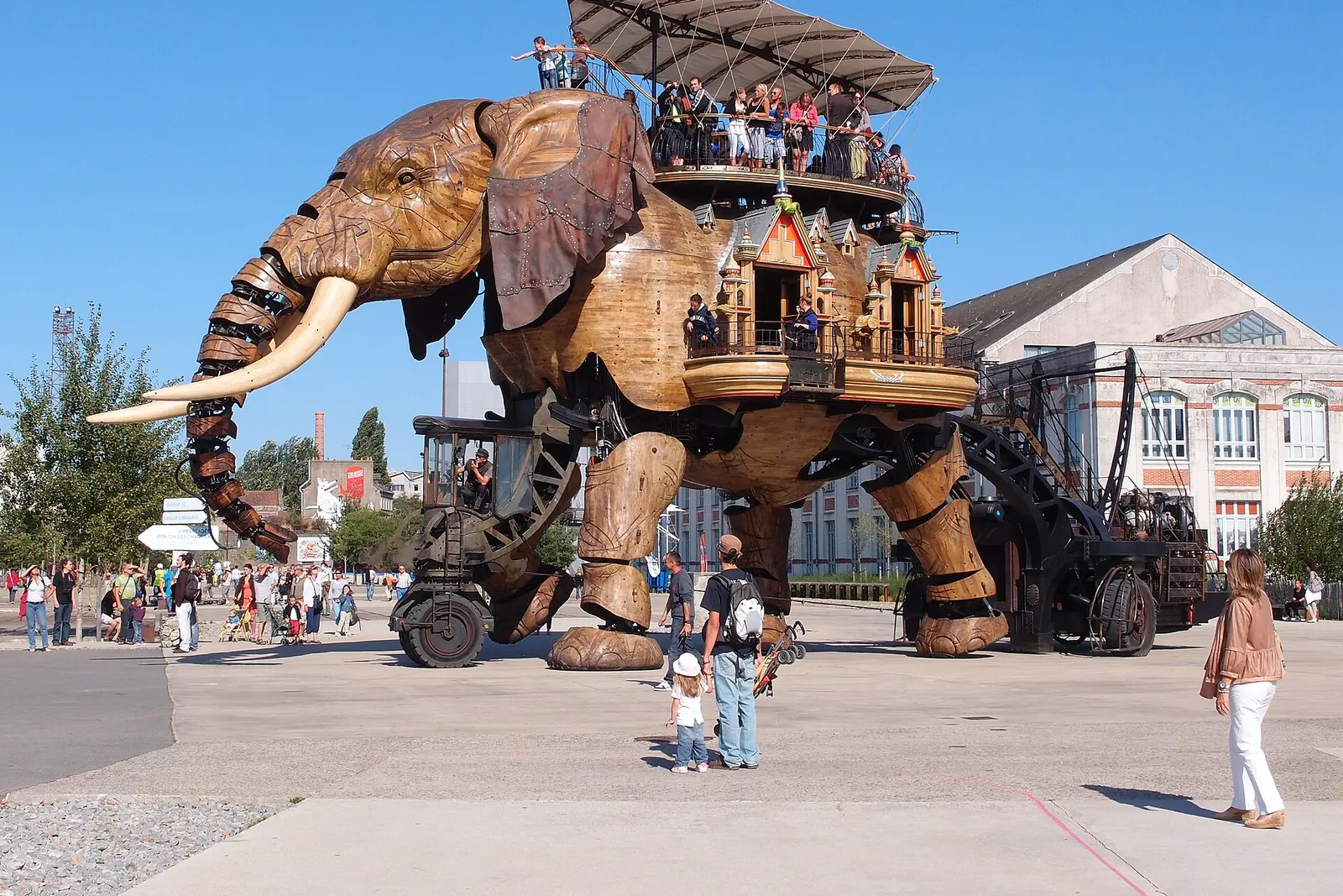 The Grand Éléphant and visitors at Les Machines de l'Ile in Nantes