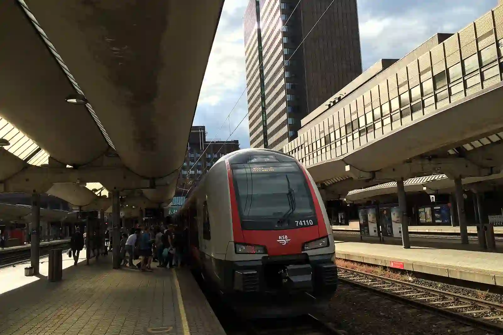 A train at Oslo Central Station platforms
