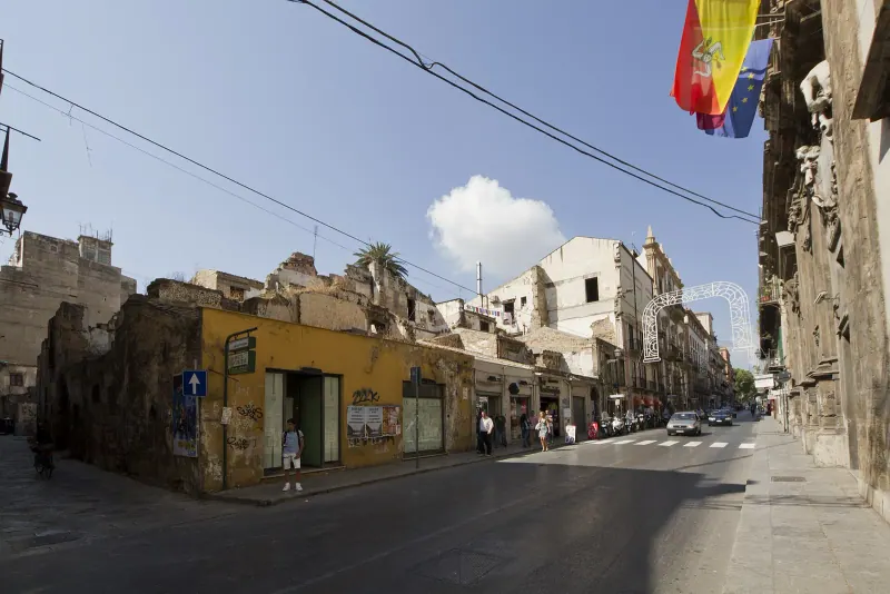 Via Vittorio Emanuele in old Palermo