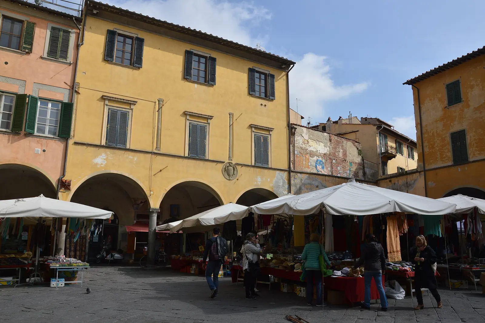 Market stalls under arcades on Piazza delle Vettovaglie in Pisa