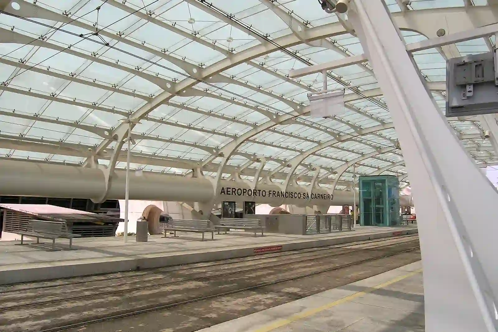 The Porto metro platform at Francisco Sa Carneiro airport