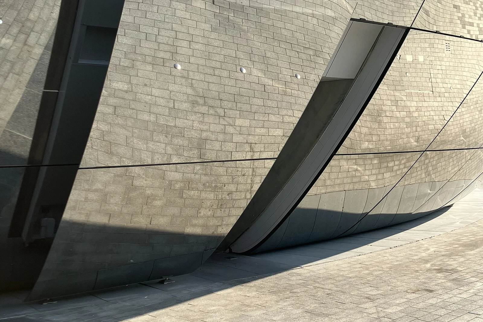 The mirrored bowl of the Depot Boijmans Van Beuningen