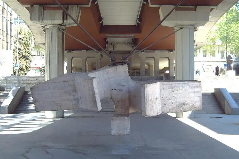 An Eduardo Chillida iron sculpture in a garden setting
