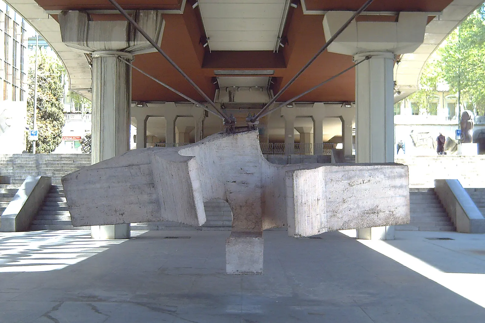 An Eduardo Chillida iron sculpture in a garden setting