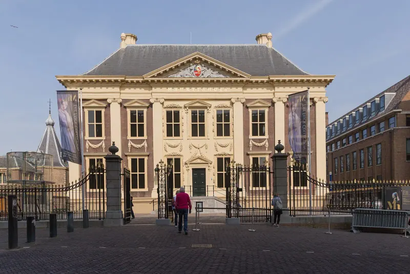The Mauritshuis museum on the edge of the Hofvijver