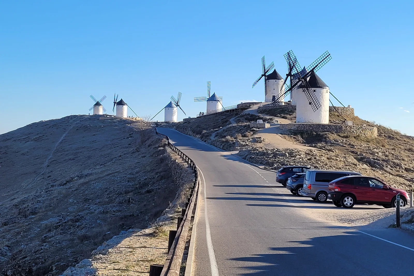 Whitewashed windmills and the castle on Consuegra's Calderico ridge