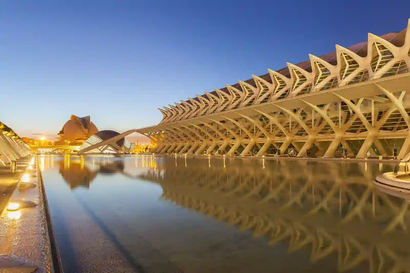 Principe Felipe science museum reflected in the pool at dusk