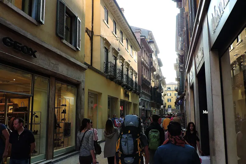 Via Mazzini, the main shopping street in Verona
