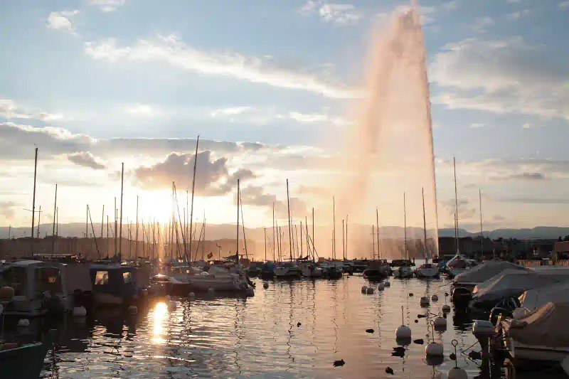 The Jet d'Eau fountain on Lake Geneva at sunset